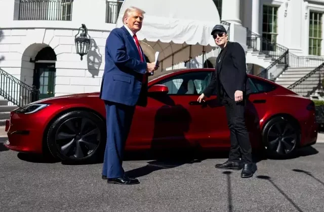 Trump, Elon Musk’a destek için Tesla araç satın aldı