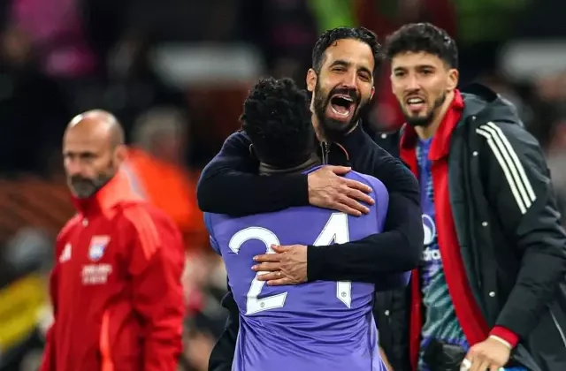 9 gollü çılgın maç! Manchester United’tan tarihi geri dönüş
