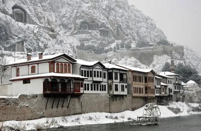 Amasya’da bahar ortasında kar sürprizi