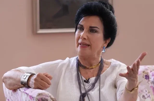 Aşk-ı Memnu dizisinin emektar ismi Zerrin Arbaş’ın görkemli villasının kapıları açtı