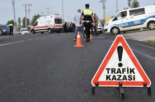 Bitlis’te minibüs ile otomobil kafa kafaya çarpıştı