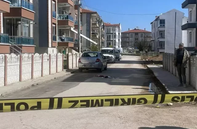 Boşanmak isteyen eşini sokak ortasında katletti