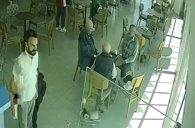 Deprem sırasında yerlerinden kıpırdamayan 3 ihtiyar kaçanları izledi
