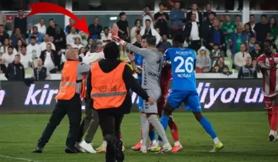 Hakem kararlarına isyan eden Bodrum FK yöneticisi Caner Tuna, bir anda sahaya daldı