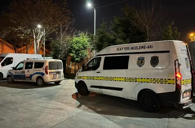 Küçükçekmece’de boş arazide çürümüş erkek cesedi bulundu