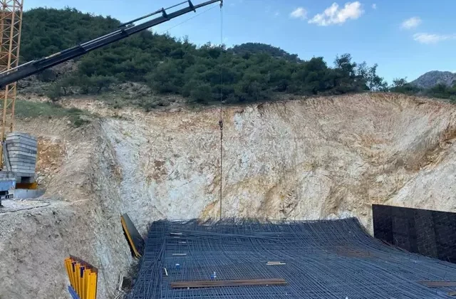 Manisa’da hızlı tren viyadük inşaatında demirler çöktü! 9 işçi yaralandı