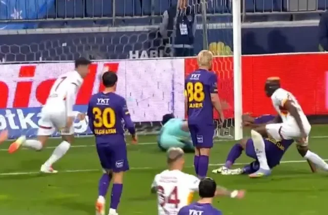 Osimhen’in Caner Erkin’i hareketsiz bıraktığı an