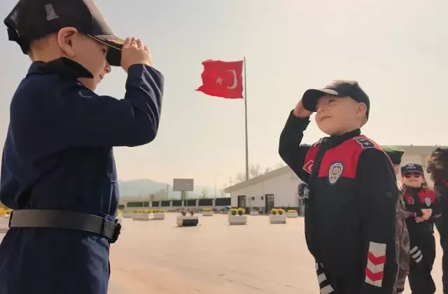 Polis üniformalı çocuklardan ’23 Nisan’ klibi