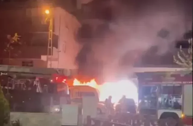 Tuzla’da park halindeki cipte yangın: 6 araç kullanılamaz hale geldi