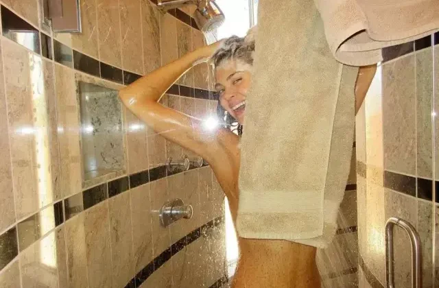 Ünlü oyuncu, duşta çektiği fotoğrafı paylaşarak sosyal medyayı salladı