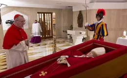Vatikan, Papa Francis’in açık tabuttaki fotoğraflarını yayınladı