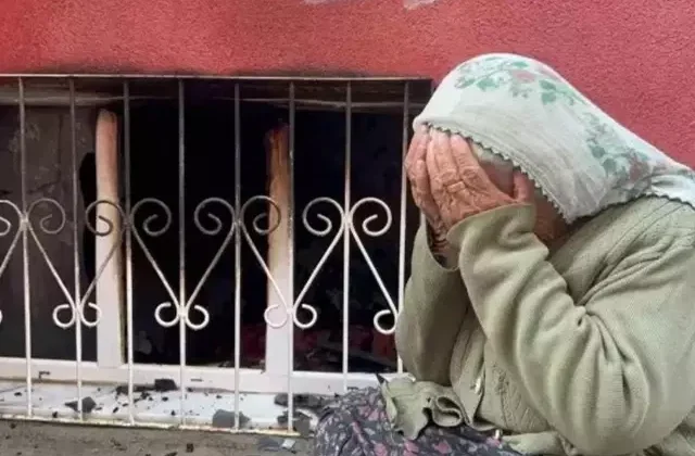 16 yaşındaki çocuğun çıkardığı yangın evi kül etti! Yaşlı kadın gözyaşlarını tutamadı