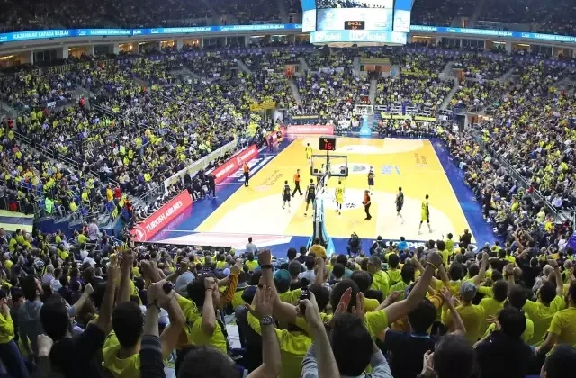 25 sayı öndeyken bile inanılmaz tepki! Fenerbahçe taraftarından Ali Koç’a tepki