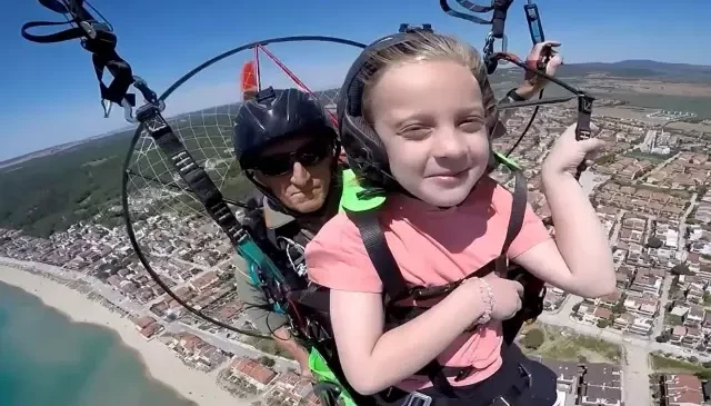 7 yaşındaki Zeynep 200 metre yükseklikte İstiklal Marşı’nı ezbere okudu