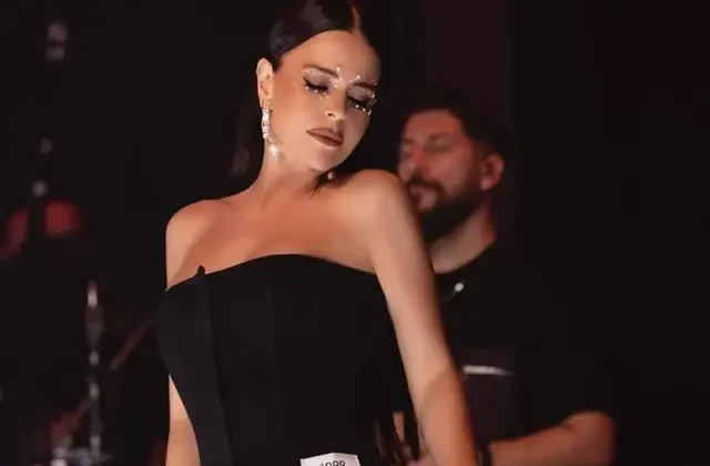 Ablasının ölümüyle sarsılan Simge Sağın, sahnede zor anlar yaşadı