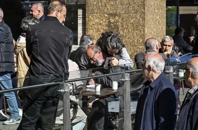 Acı haberi alan Sırrı Süreyya Önder’in yakınları hastane önünde gözyaşlarına boğuldu
