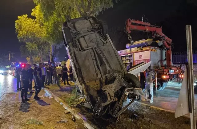 Adana’da kontrolden çıkan otomobil refüje asılı kaldı! 5 yaralı