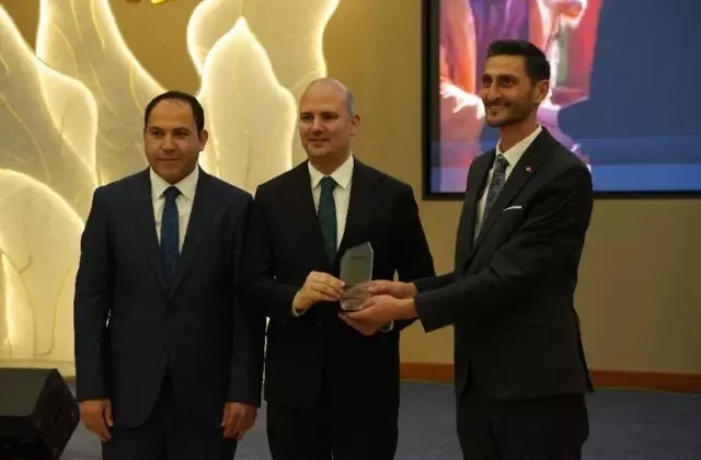 AK Parti Genel Başkan Yardımcısı Ömer İleri’ye ‘Yılın Milletvekili’ ödülü