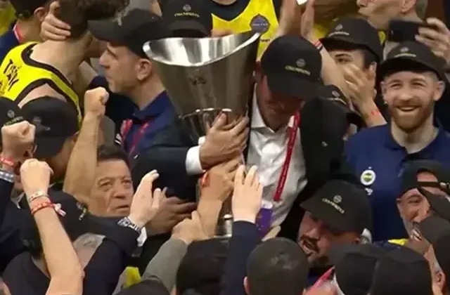 Ali Koç, EuroLeague kupası ile omuzlar üstünde taşındı
