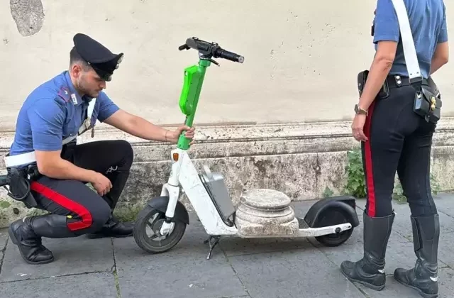 Alman turist elektrikli scooter ile tarihi eser kaçırırken yakalandı