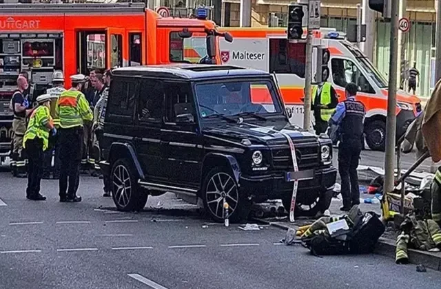 Almanya’da araç kalabalığın arasına daldı: 3’ü ağır 8 yaralı