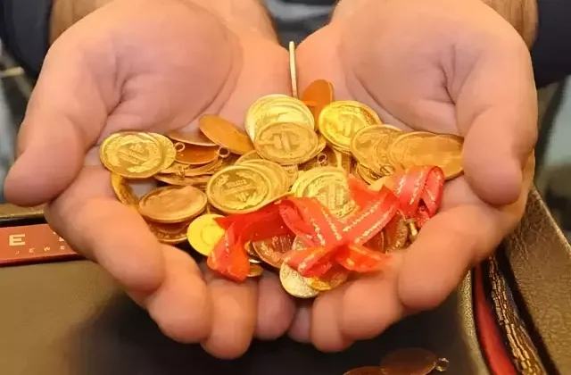 Altın fiyatları küresel risklerin azalmasıyla düşüyor
