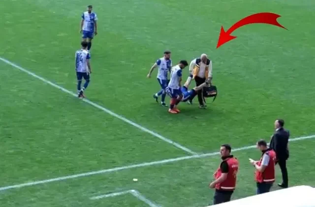 Amatör Lig’de ilginç anlar! Sakatlanan futbolcu sedye yerine elle taşındı