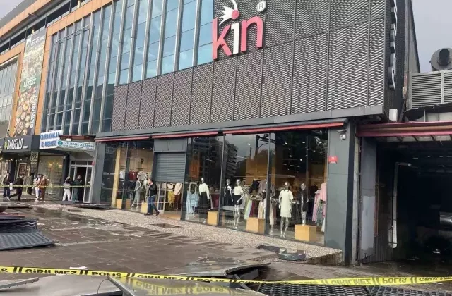 Ankara’da fırtına mağaza tabelasını caddeye savurdu