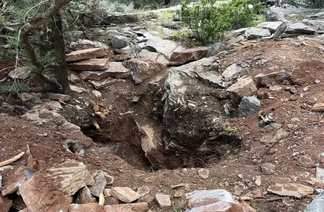 Aralarında eski valinin de bulunduğu 7 şahıs kaçak kazıdan yakalandı