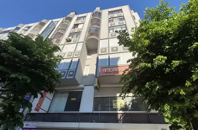 Avcılar’da binadan kopan beton parçaları bir kadının kafasına düştü