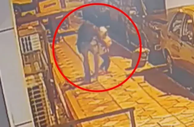 Babasının yanındaki küçük kız çocuğunu kaçırmaya çalıştı