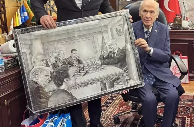 Bahçeli’ye dikkat çeken hediye! Tüm liderleri mat etti
