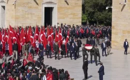 Bakan Bak, gençler ve sporcularla Anıtkabir’i ziyaret etti