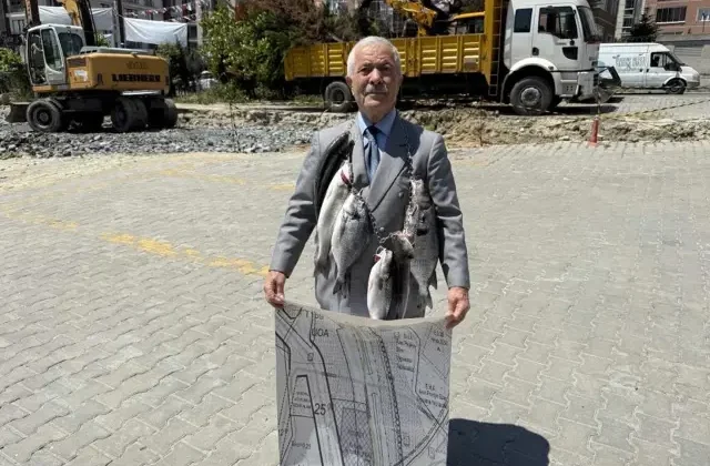 Balıkçı Kenan, boynuna astığı balıklarla Ekrem İmamoğlu’nu protesto etti