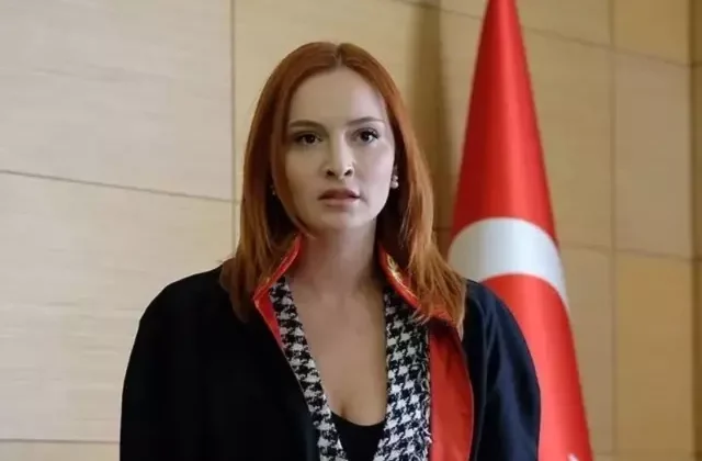Başak Gümülcinelioğlu’nun hamile olduğu, Cannes’daki pozuyla ortaya çıktı