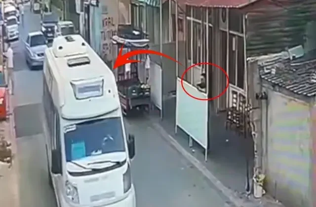 Bindiği dolmuştan ateş açıp husumetlisini vurdu; o anlar kamerada