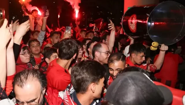 Binlerce taraftar akın etti! Şampiyon Gençlerbirliği, Ankara’da coşkuyla karşılandı