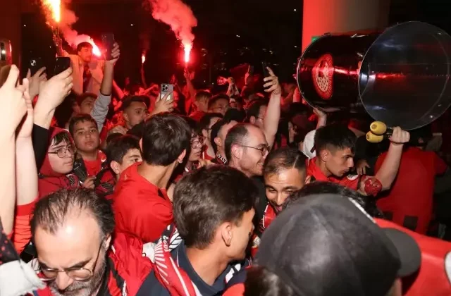 Binlerce taraftar akın etti! Şampiyon Gençlerbirliği, Ankara’da coşkuyla karşılandı