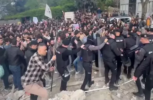 Boğaziçi Üniversitesi’nde göstericiler polise saldırdı: 13 polis yaralandı, 97 gözaltı