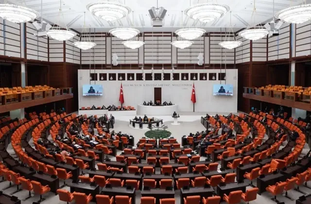 Bu tartışma daha çok su kaldırır! Yeni anayasaya 4 partiden veto