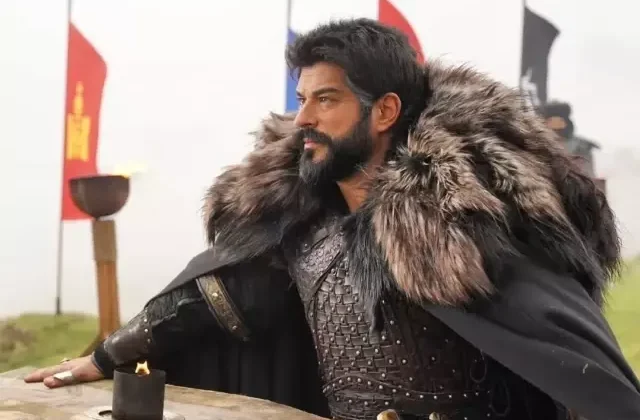 Burak Özçivit aşka geldi! Fahriye Evcen ile romantik paylaşım