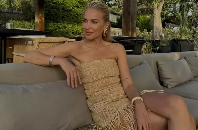 Burcu Esmersoy’dan bikinili şov! Peş peşe 6 farklı modelle kamera karşısında