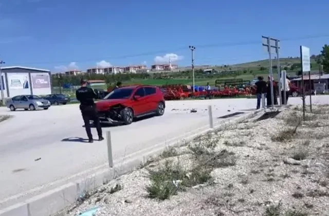 Burdur’da motosiklet otomobille çarpıştı! 22 yaşındaki genç hayatını kaybetti