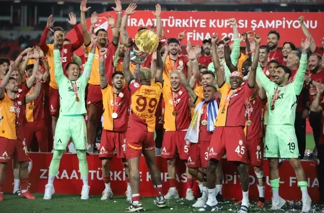 Büyük coşku! Galatasaraylı oyuncular, Türkiye Kupası’nı kaldırdı