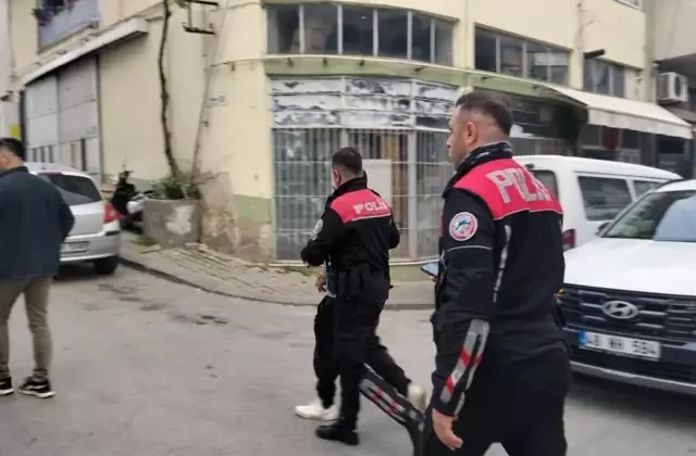 Çaldığı araç ile kaza yapan şahıs kaçmaya çalışırken vatandaşlara yakalandı
