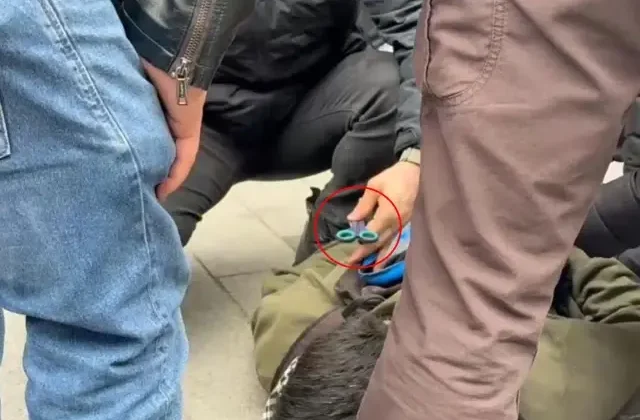 Çantasından makas çıkan göstericinin cevabı polisi bile şaşırttı: Burun kıllarımı alıyorum