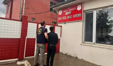 Cezaevi firarisi, düğün salonunda saz çalarken yakalandı