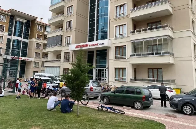 Çocuklarının gözü önünde eşini öldürüp, başında bekledi