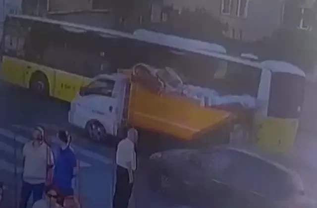 Çöp kamyonu temizlik işçisinin üzerinden geçti