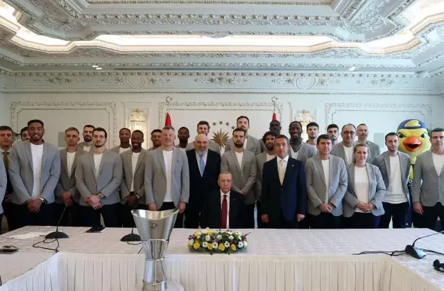 Cumhurbaşkanı Erdoğan, EuroLeague şampiyonu Fenerbahçe Beko’yu kabul etti